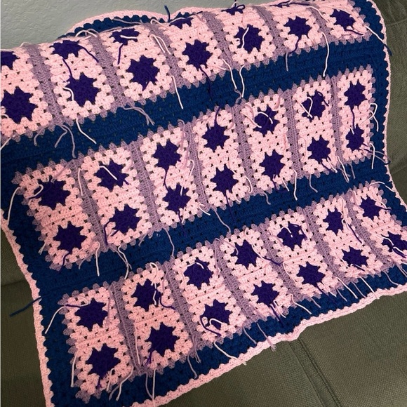 Beautiful Vintage Granny Square, Afghan throw blanket 40” x 39” - Picture 3 of 4